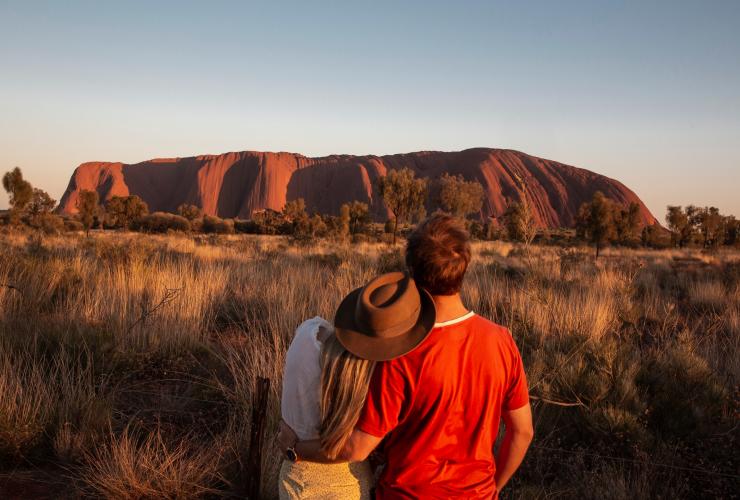 Pasangan di Uluru saat matahari terbit © Tourism Australia/Nicholas Kavo