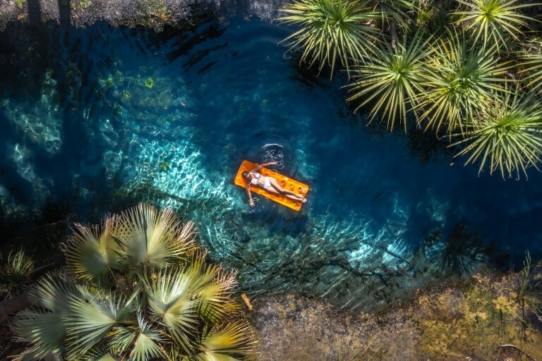 Mengapung di Bitter Springs, Elsey National Park, NT © Tourism NT/Let's Escape Together 