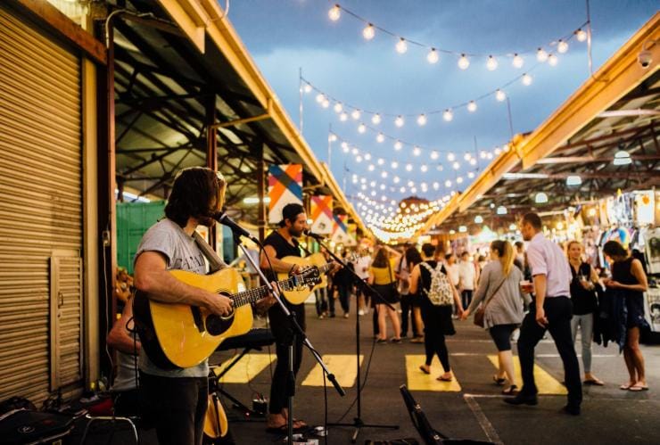 Gitaris tampil di Queen Victoria Night Market in Melbourne © Queen Victoria Market