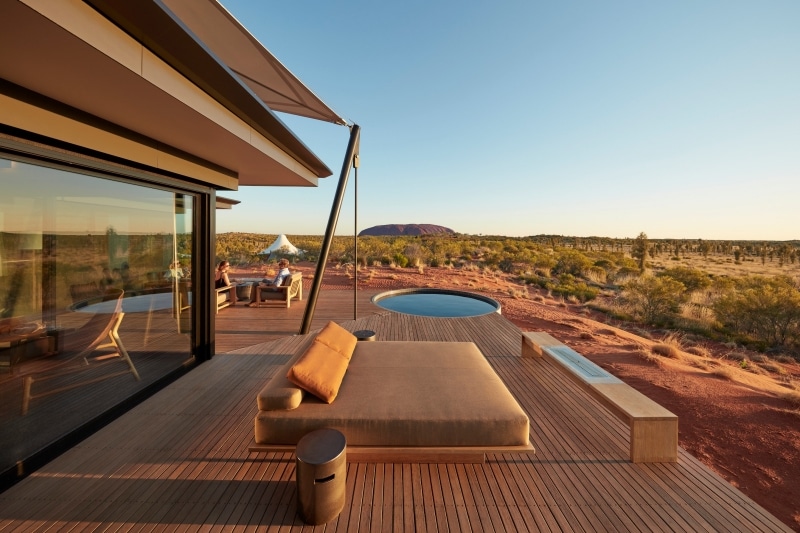 Dune Pavilion Deck dengan pemandangan Uluru di Longitude 131 di Northern Territory © Baillies Longitude 131