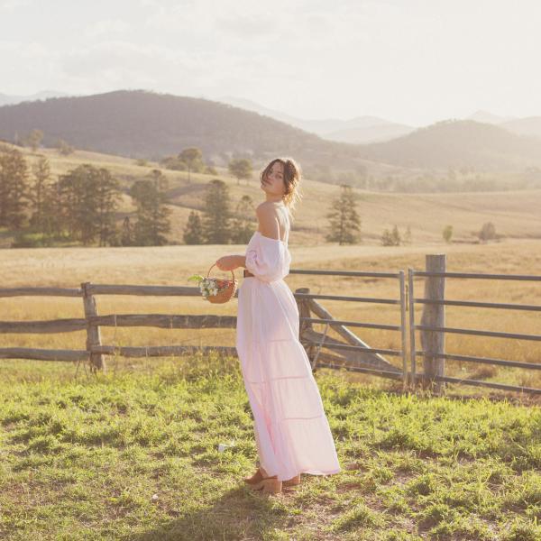 Model berdiri di lahan pertanian mengenakan The Travelling Kimono di Noosa © Bec Blooms Photography