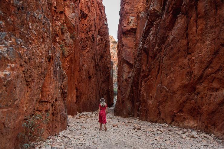 Wanita berjalan melalui Standley Chasm, West MacDonnel Ranges, Northern Territory © Tourism Australia