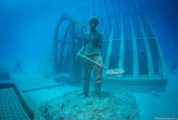  Patung bawah air di Museum of Underwater Art © Matt Curnock