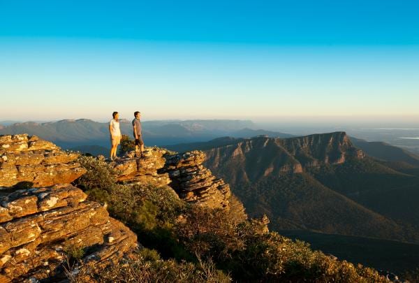 Pasangan berdiri di Mt William menikmati pemandangan Grampians di Victoria © Robert Blackburn