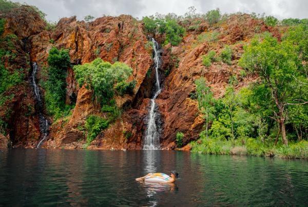 Sekumpulan teman mengapung dan bermain di Wangi Falls, Litchfield National Park, Northern Territory © Tourism NT