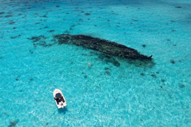 Pemandangan dari udara perahu di perairan biru jernih, Cocos Blue Charters, Cocos (Keeling) Islands © Cocos Keeling Islands Tourism Association Pemandangan dari udara perahu di perairan biru jernih, Cocos Blue Charters, Cocos (Keeling) Islands © Cocos Keeling Islands Tourism Association