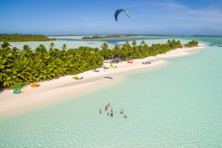 Pemandangan dari udara peselancar layang di perairan biru jernih di Cocos (Keeling) Islands © Cocos Keeling Islands Tourism Association Pemandangan dari udara peselancar layang di perairan biru jernih di Cocos (Keeling) Islands © Cocos Keeling Islands Tourism Association