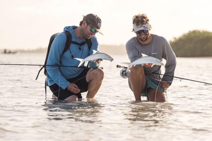 Dua pria sedang memegang ikan kecil yang baru saja mereka tangkap di Cocos (Keeling) Islands © Cocos Keeling Islands Dua pria sedang memegang ikan kecil yang baru saja mereka tangkap di Cocos (Keeling) Islands © Cocos Keeling Islands