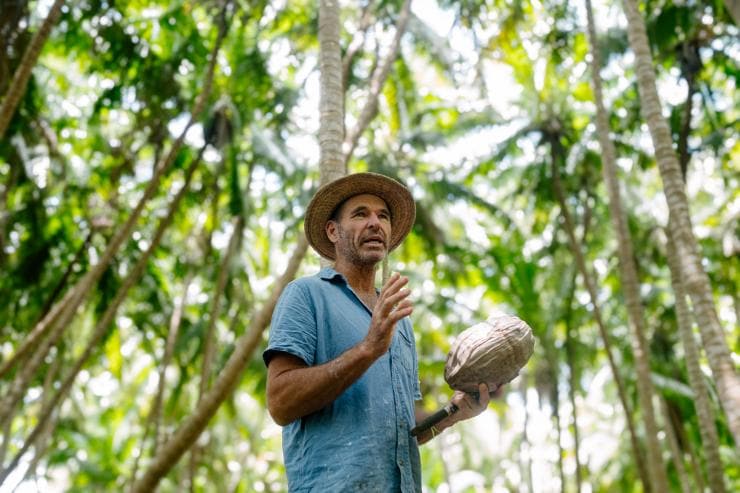 Petani sedang memegang kelapa dalam tur Tony’s Coconut Farm, West Island, Cocos (Keeling) Islands © Cocos Keeling Islands Tourism Association Petani sedang memegang kelapa dalam tur Tony’s Coconut Farm, West Island, Cocos (Keeling) Islands © Cocos Keeling Islands Tourism Association