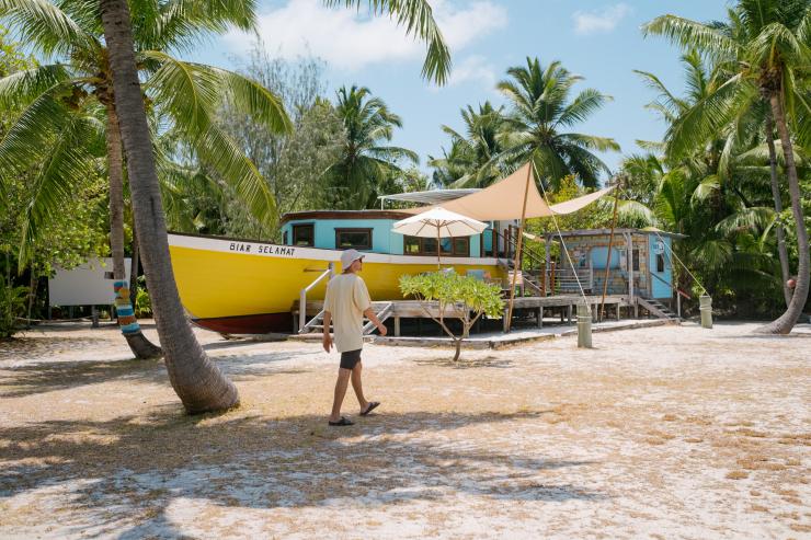 Pengunjung sedang berjalan di depan kapal tongkang besar, Big Barge Art Centre, West Island, Cocos (Keeling) Islands © Cocos Keeling Islands Tourism Association Pengunjung sedang berjalan di depan kapal tongkang besar, Big Barge Art Centre, West Island, Cocos (Keeling) Islands © Cocos Keeling Islands Tourism Association