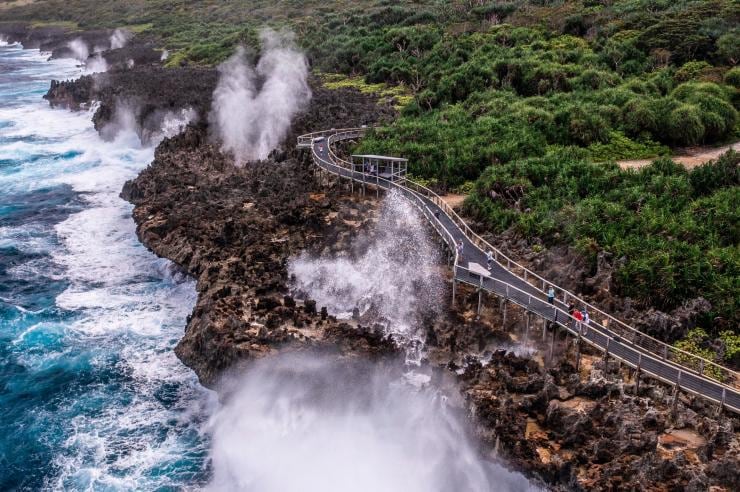 Air laut menyembur ke atas dari lubang sembur di sepanjang pesisir Christmas Island © Christmas Island Tourism Association Air laut menyembur ke atas dari lubang sembur di sepanjang pesisir Christmas Island © Christmas Island Tourism Association