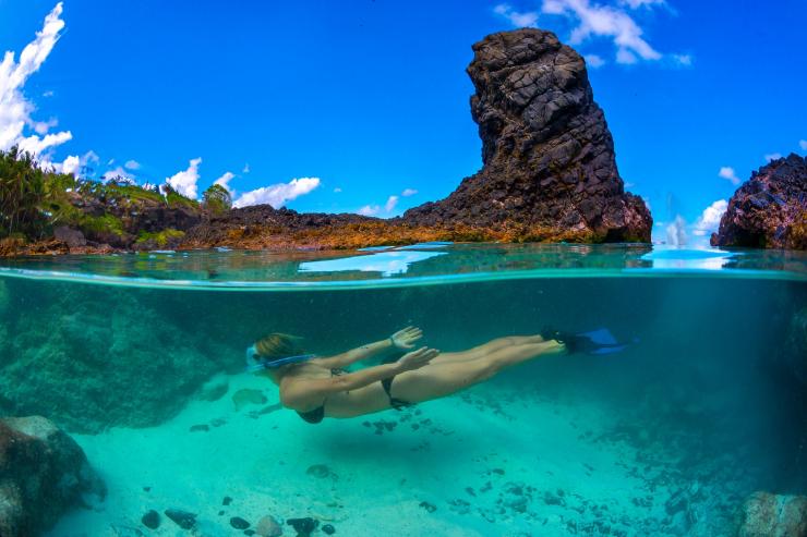 Seorang perempuan sedang menyelam di perairan jernih di Dolly Beach, Christmas Island © Gary Bell/OceanwideImages.com Seorang perempuan sedang menyelam di perairan jernih di Dolly Beach, Christmas Island © Gary Bell/OceanwideImages.com