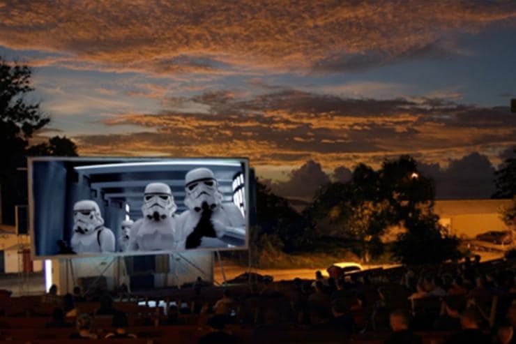 Layar besar dengan latar belakang matahari terbenam saat pengalaman bioskop outdoor di Christmas Island © Tourism Australia Layar besar dengan latar belakang matahari terbenam saat pengalaman bioskop outdoor di Christmas Island © Tourism Australia