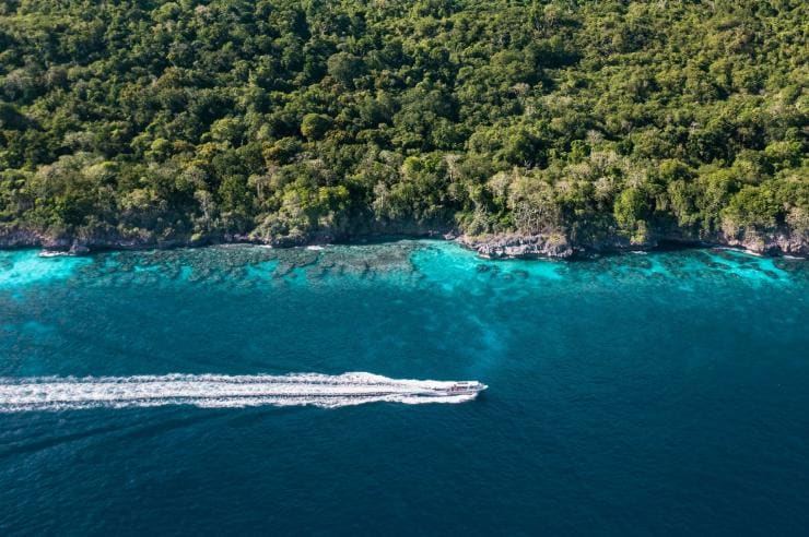 Pemandangan dari udara perahu berlayar menyusuri perairan pesisir pantai Christmas Island © Christmas Island Tourism Association Pemandangan dari udara perahu berlayar menyusuri perairan pesisir pantai Christmas Island © Christmas Island Tourism Association