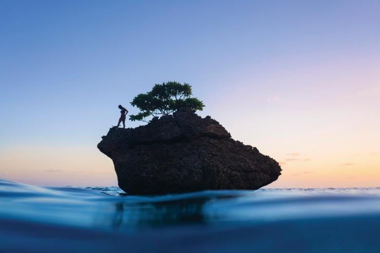 Seseorang berdiri di atas batu di tengah samudra di Flying Fish Cove, Christmas Island © Christmas Island Tourism Association Seseorang berdiri di atas batu di tengah samudra di Flying Fish Cove, Christmas Island © Christmas Island Tourism Association