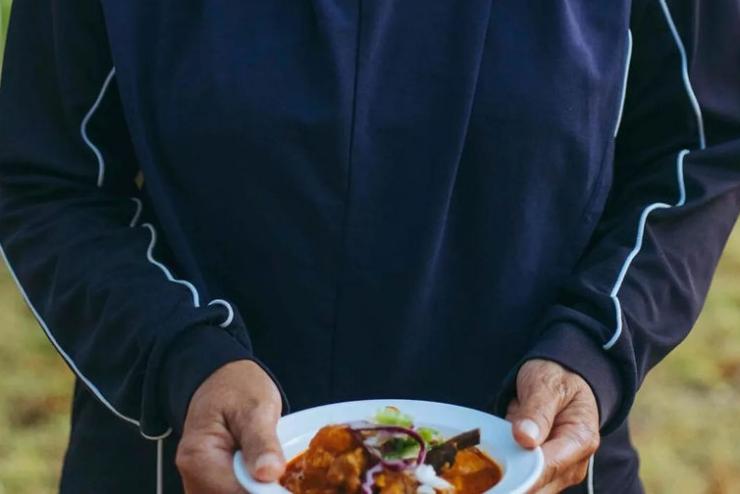 Warga setempat sedang memegang hidangan tradisional Cocos Malays di Tropika, Cocos (Keeling) Islands © Cocos Keeling Islands Tourism Association Warga setempat sedang memegang hidangan tradisional Cocos Malays di Tropika, Cocos (Keeling) Islands © Cocos Keeling Islands Tourism Association