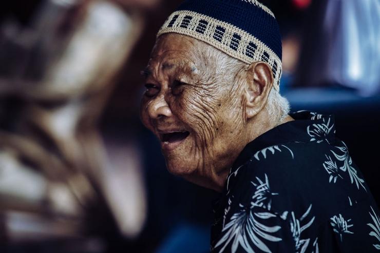 Seorang wanita dari warga setempat mengenakan pakaian bercorak khas di Home Island, Cocos (Keeling) Islands © Maui Pando Seorang wanita dari warga setempat mengenakan pakaian bercorak khas di Home Island, Cocos (Keeling) Islands © Maui Pando