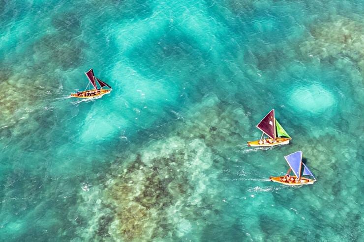 Pemandangan dari udara beberapa perahu berlayar di perairan jernih di luar Home Island, Cocos (Keeling) Islands © Strick & Fran Pemandangan dari udara beberapa perahu berlayar di perairan jernih di luar Home Island, Cocos (Keeling) Islands © Strick & Fran