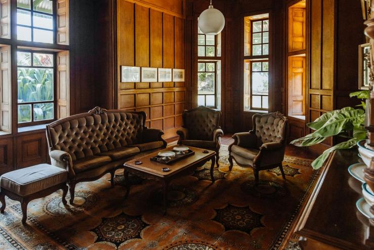 Ruangan dengan interior kayu bernuansa hangat di Oceania House, Home Island, Cocos (Keeling) Islands © Maui Pando Ruangan dengan interior kayu bernuansa hangat di Oceania House, Home Island, Cocos (Keeling) Islands © Maui Pando