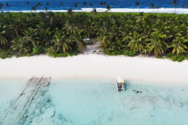 Pemandangan dari udara sebuah perahu menepi ke pantai di Direction Island, Cocos (Keeling) Islands © Cocos Keeling Islands Tourism Association Pemandangan dari udara sebuah perahu menepi ke pantai di Direction Island, Cocos (Keeling) Islands © Cocos Keeling Islands Tourism Association