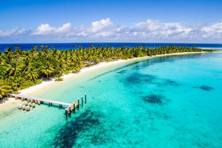 Dermaga kayu menjorok ke samudra biru jernih di Cossies Beach, Direction Islands, Cocos (Keeling) Islands © Cocos Islands Tourism Association Dermaga kayu menjorok ke samudra biru jernih di Cossies Beach, Direction Islands, Cocos (Keeling) Islands © Cocos Islands Tourism Association