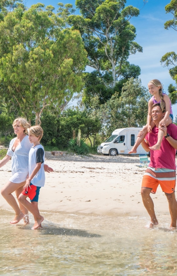 Famiglia che passeggia lungo Tilligerry Creek © Destination NSW 
