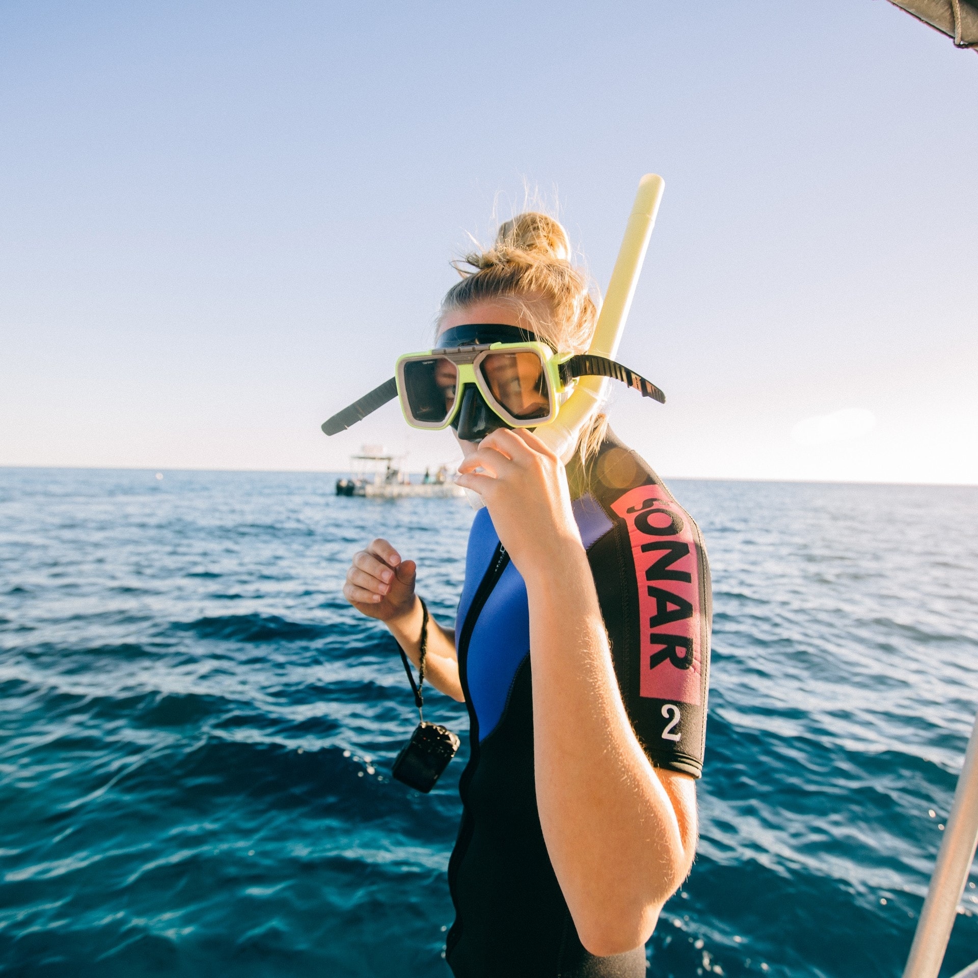 Amante dello snorkeling su una barca vicino a Lady Elliot Island © Tourism Australia
