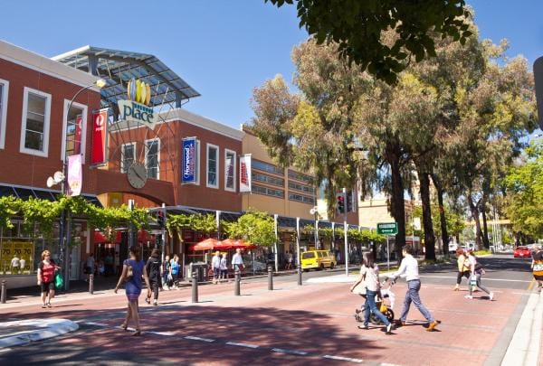 Gente che passeggia lungo The Parade a Norwood © South Australian Tourism Commission