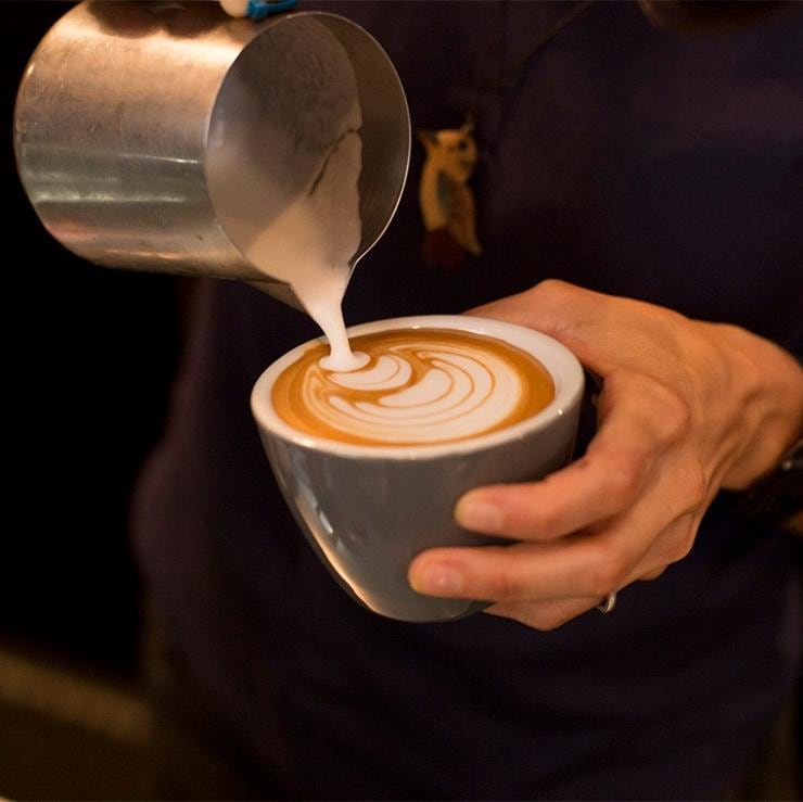 Caffè che viene versato al John Mills Himself di Brisbane © Laura Seeds