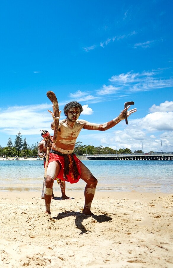 Performance di aborigeni durante il Jellurgal Cultural Tour, Burleigh Heads, Queensland © Chris Proud, Tourism and Events Queensland