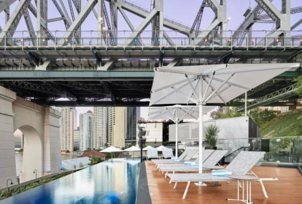 Area piscina presso Crystralbrook Vincent, Brisbane, Queensland © Furn-niche