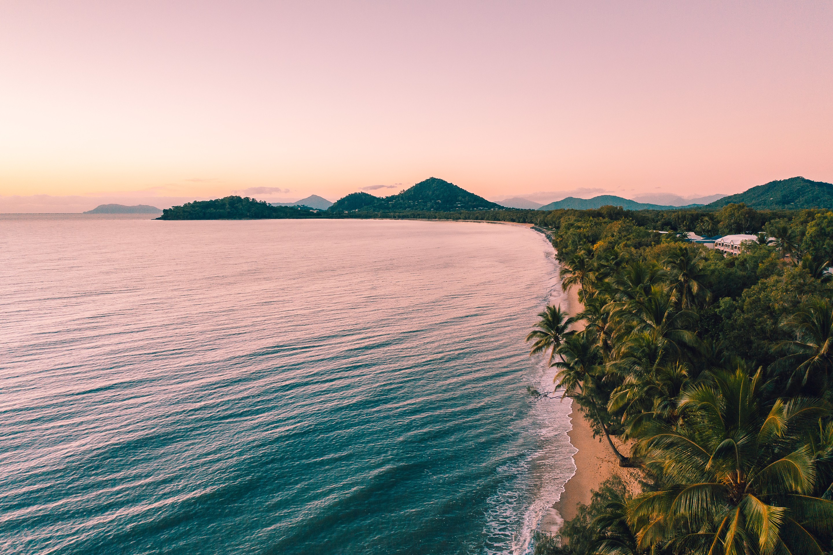 Clifton Beach al tramonto a Cairns © Tourism and Events Queensland