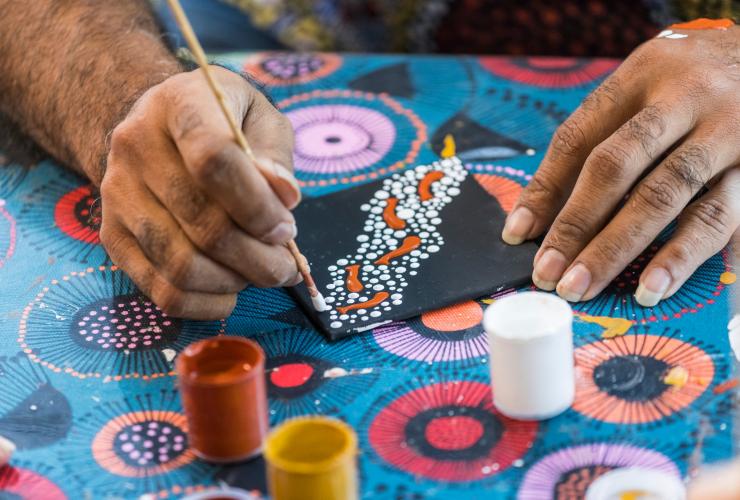 Tecnica artistica indigena del dot-painting presso la Janbal Gallery © Tourism and Events Queensland