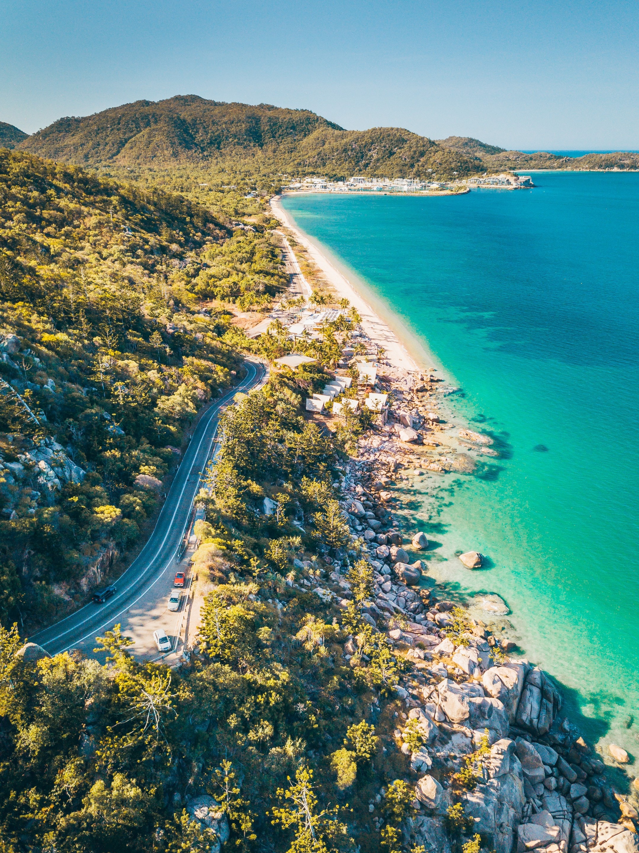 Veduta aerea di una strada vicino alla costa sulla Magnetic Island © Tourism and Events Queensland