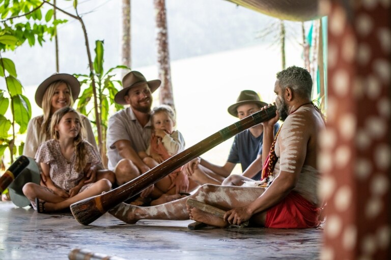 Famiglia che assiste a una performance di didgeridoo al Rainforestation Nature Park © Tourism and Events Queensland 