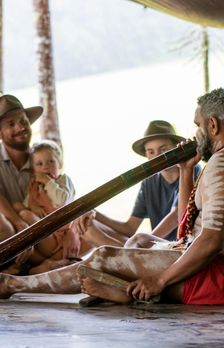 Famiglia che assiste a una performance di didgeridoo al Rainforestation Nature Park © Tourism and Events Queensland 