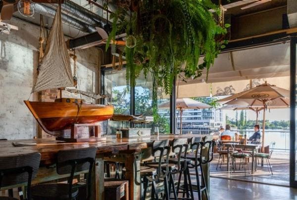  Foto dall'interno del Local Press Café, Canberra, Australian Capital Territory © Gemma Fischer