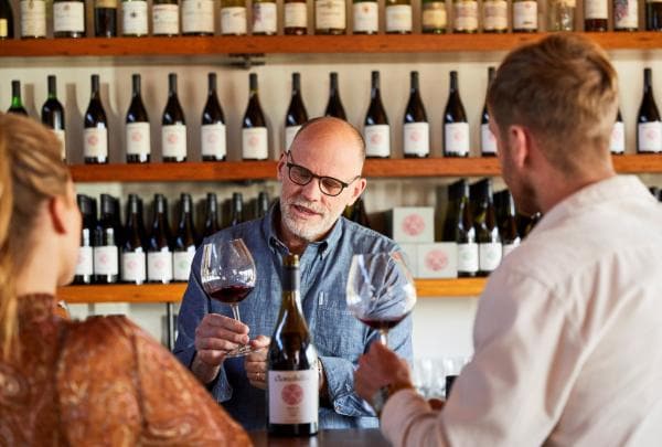 Coppia che partecipa a una degustazione di vini da Clonakilla Wines, Murrumbateman, New South Wales © Destination NSW