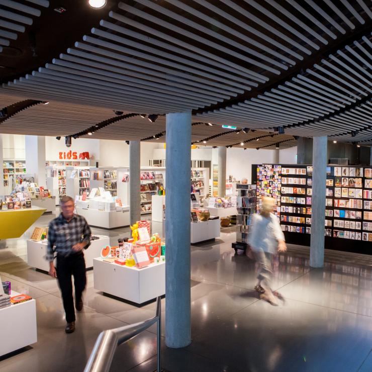 Gente che fa shopping al negozio di souvenir della National Gallery of Australia a Canberra © VisitCanberra