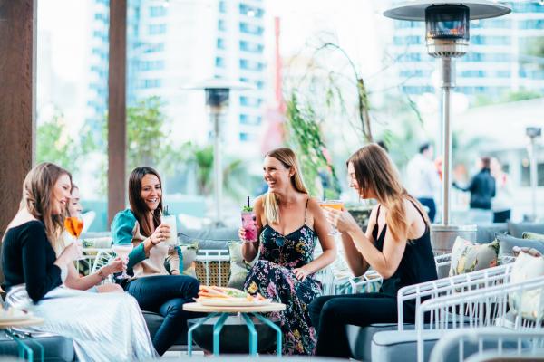 Amici a The Island Rooftop Bar sulla Gold Coast © Destination Gold Coast