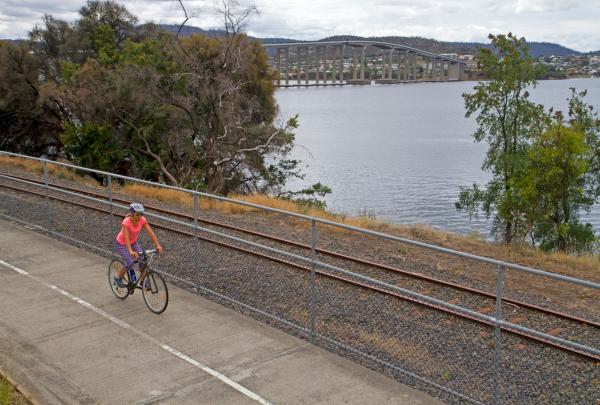 Pista ciclabile interurbana, da Hobart a Glenorchy, Tasmania © Andrew Bain