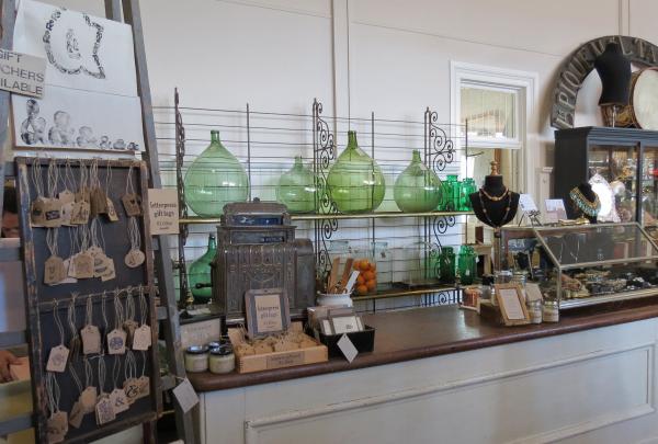 Antiquariato in mostra al The Drill Hall Emporium a New Norfolk © Tourism Tasmania/Kathryn Leahy