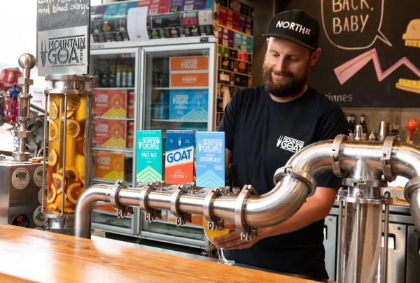 Barista che spilla la birra al Mountain Goat a Richmond © Mountain Goat 