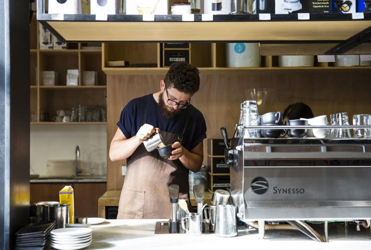 Barista che versa caffè all'Industry Beans a Melbourne © Josie Withers Photography