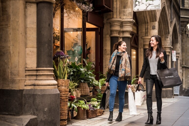 Donne che fanno shopping lungo Flinders Lane a Melbourne © Visit Victoria