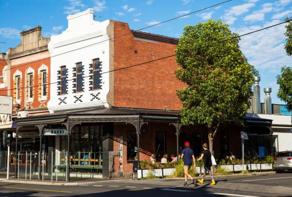 Amanti dello shopping che attraversano la strada lungo High Street a Melbourne © Visit Victoria