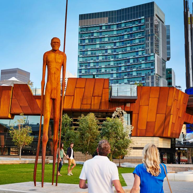 Coppia che ammira la scultura del guerriero nella Yagan Square di Perth © Tourism Western Australia