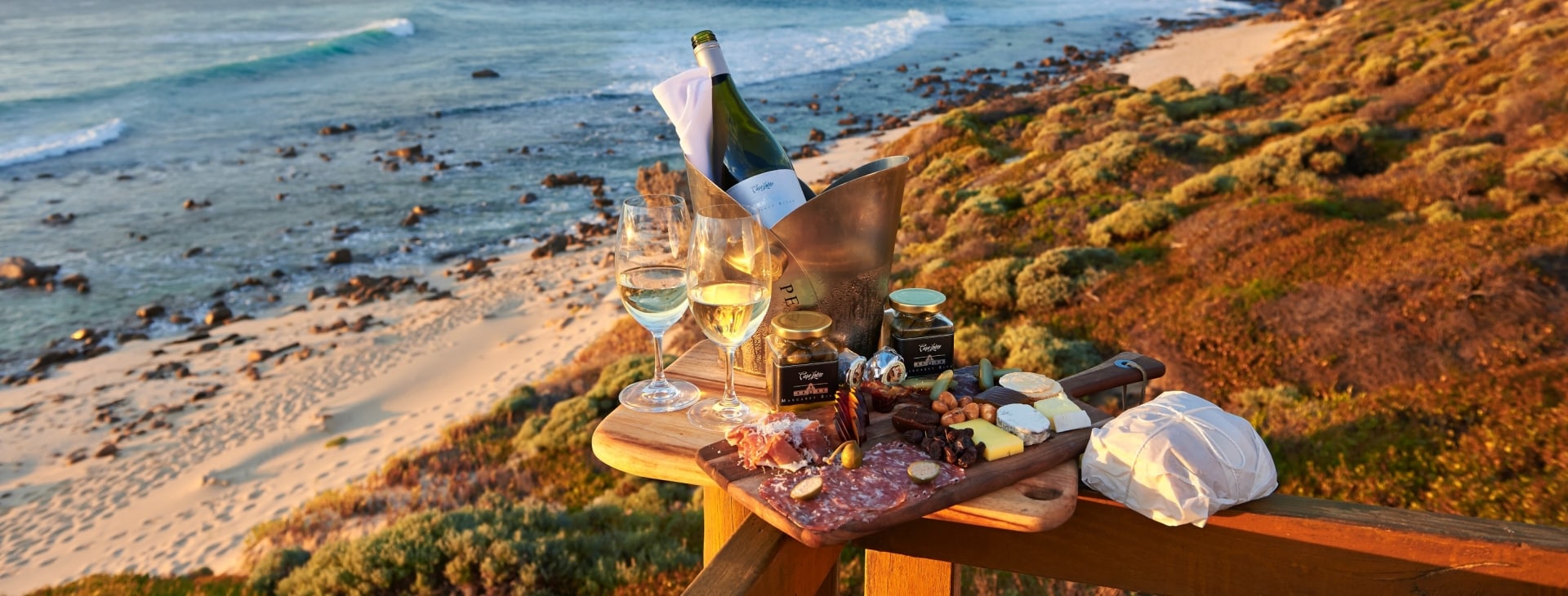 Piatto di prodotti locali e vino sulla spiaggia, Cape Lodge, Margaret River, Western Australia © Frances Andrijich