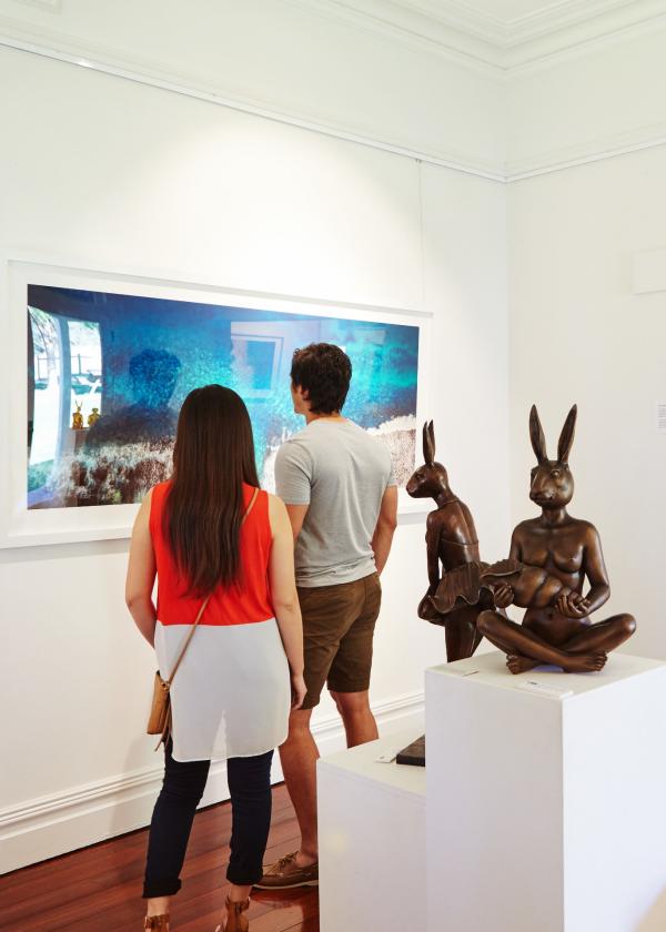 Gente che ammira opere d'arte alla Linton & Kay Gallery presso Mandoon Estate a Swan Valley © Tourism Western Australia