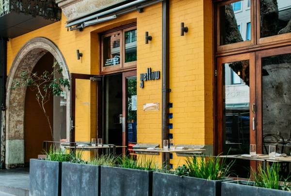 Cavoli ai fagioli e sottaceti con yogurt allo Yellow, Potts Point, Sydney, New South Wales © Destination NSW